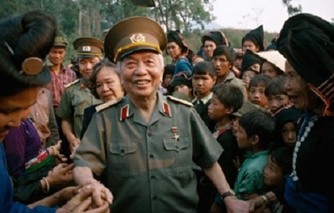 Đại tướng Võ Nguyên Giáp tại Điện Biên Phủ năm 1994 