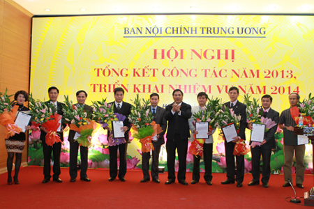 Đồng chí Nguyễn Bá Thanh, Trưởng Ban Nội chính Trung ương  trao các 