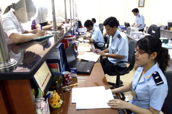 Cán bộ hải quan làm thủ tục cho doanh nghiệp