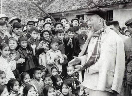 Bác Hồ nói chuyện với các cháu thiếu nhi trong dịp Người về thăm và chúc tết đồng bào tỉnh Hà Bắc ngày 9-2-1967