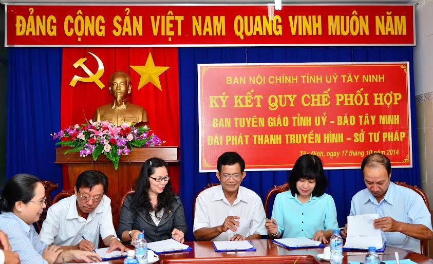 Lãnh đạo Báo Tây Ninh, Ban Tuyên giáo Tỉnh uỷ, Ban Nội chính Tỉnh uỷ, Đài Phát thanh – Truyền hình tỉnh và Sở Tư pháp tại Lễ ký kết