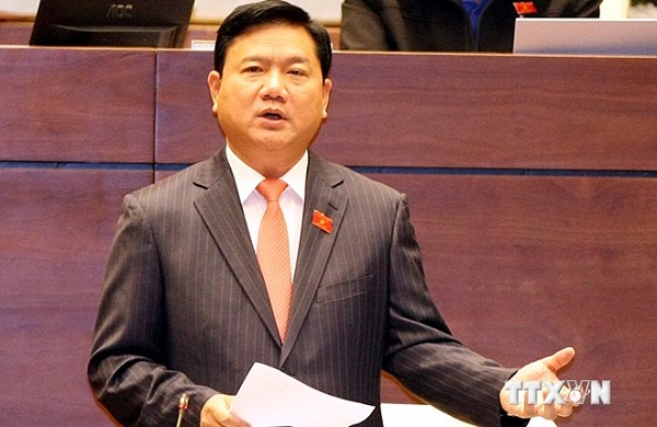 Bộ trưởng Bộ Giao thông vận tải Đinh La Thăng trả lời chất vấn của đại biểu Quốc hội