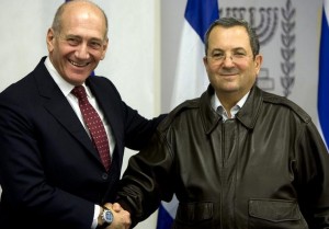 Cựu Thủ tướng Ehud Olmert (trái) và Bộ trưởng Quốc phòng dưới thời ông, Ehud Barak