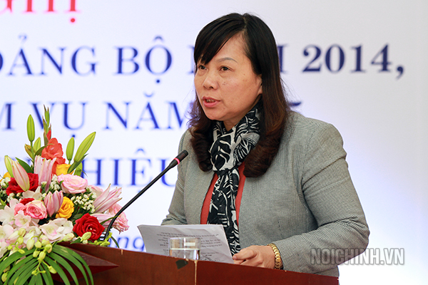 Đồng chí Vũ Thu Hạnh, Phó Bí thư chi bộ Vụ Nghiên cứu tổng hợp (Vụ III) tham luận tại Hội nghị