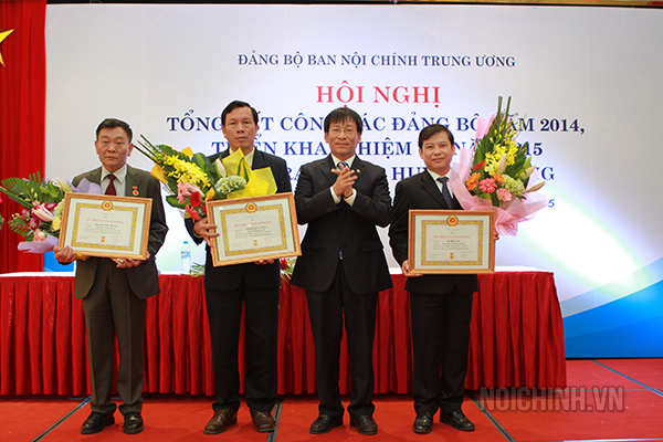 Đồng chí Phạm Anh Tuấn, Ủy viên BCH Đảng bộ khối các cơ quan Trung ương, Bí thư Đảng ủy trao tăng Huy hiệu 30 năm tuổi đảng cho Đảng viên trong Đảng bộ