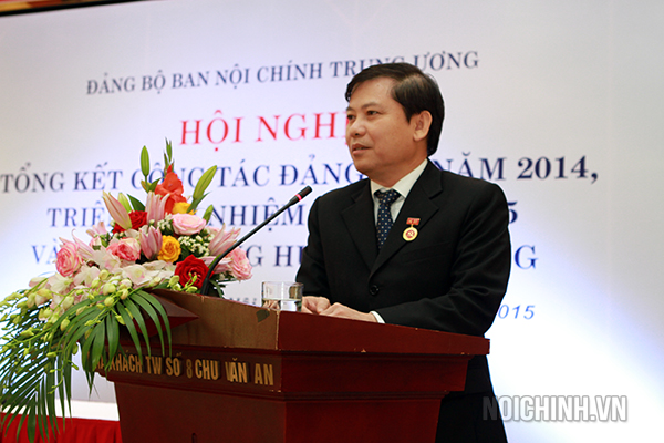 Đồng chí Lê Minh Trí, Phó trưởng Ban Nội chính Trung ương chia sẻ cảm tưởng khi nhận Huy hiệu 30 năm tuổi Đảng.