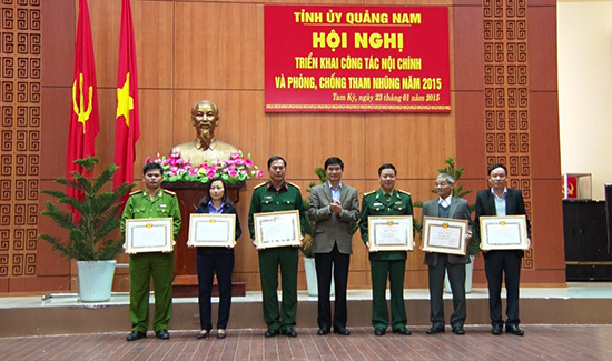 Lãnh đạo tỉnh Quảng Nam khen thưởng các đơn vị, tập thể có thành tích xuất sắc trong công tác phòng, chống tham nhũng năm 2014 tại Hội nghị triển khai công tác phòng, chống tham nhũng năm 2015