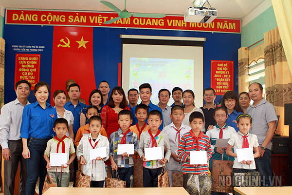 Tặng quà học sinh nghèo tại trường tiểu học xã Phương Thiện