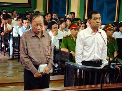 Bị cáo Huỳnh Ngọc Sỹ (áo trắng) trong phiên tòa xét xử vụ án xảy ra tại PMU Đông - Tây