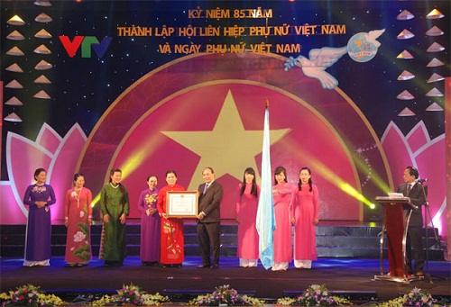 Thay mặt lãnh đạo Đảng, Nhà nước, Phó Thủ tướng Nguyễn Xuân Phúc trao Huân chương Độc lập hạng Nhất cho Hội Liên hiệp Phụ nữ Việt Nam