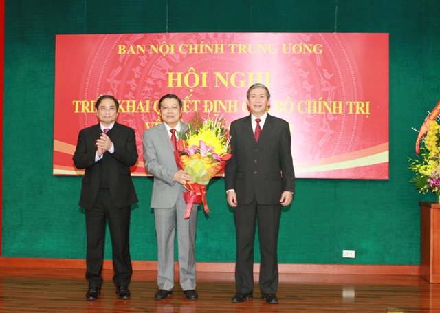 Các đồng chí: Đinh Thế Huynh, Ủy viên Bộ Chính trị, Thường trực Ban Bí thư; Phạm Minh Chính, Ủy viên Bộ Chính trị, Bí thư Trung ương Đảng, Trưởng Ban Tổ chức Trung ương tặng hoa chúc mừng đồng chí Trưởng Ban Nội chính Trung ương