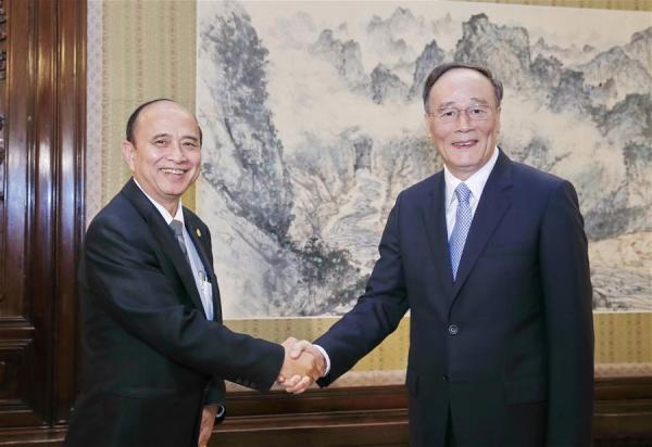 Chủ nhiệm Ủy ban kiểm tra kỷ luật Trung ương Đảng cộng sản Trung Quốc Vương Kỳ Sơn (phải) gặp Chủ tịch Cơ quan Chống tham nhũng Campuchia (ACU) Om Yentieng tại Bắc Kinh ngày 20-6-2016 (Ảnh: Tân Hoa xã)