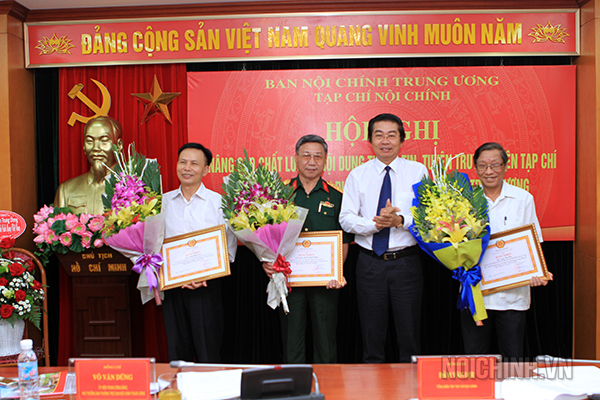 Đồng chí Võ Văn Dũng, Ủy viên Trung ương Đảng, Phó Trưởng ban Thường trực Ban Nội chính Trung ương, Chủ tịch Hội đồng biên tập Tạp chí Nội chính tặng Bằng khen của Trưởng Ban Nội chính Trung ương cho 03 cộng tác viên tại Hội nghị