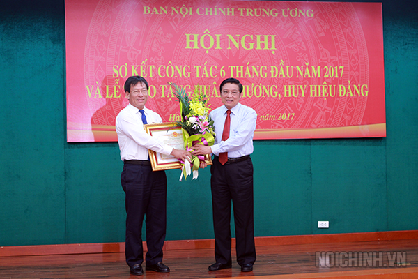 Đồng chí Phan Đình Trạc, Ủy viên Trung ương Đảng, Trưởng Ban Nội chính Trung ương thừa ủy quyền Chủ tịch nước trao Huân chương Độc lập hạng Ba cho đồng chí Phạm Anh Tuấn, nguyên Phó trưởng Ban Nội chính Trung ương đã có thành tích đặc biệt xuất sắc trong quá trình công tác, góp phần vào sự nghiệp xây dựng chủ nghĩa xã hội và bảo vệ Tổ quốc