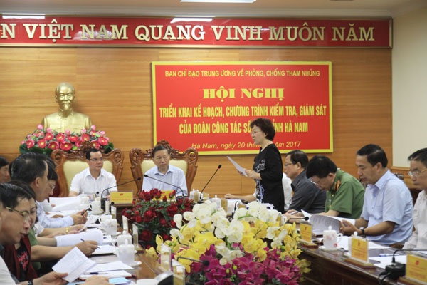Đồng chí Nguyễn Thị Mỹ Hương, Hàm Vụ trưởng Vụ theo dõi xử lý các vụ án được ủy quyền của Trưởng Đoàn, Phó trưởng Đoàn điều hành công việc Đoàn thông báo kế hoạch cụ thể và lịch làm việc của Đoàn tại Hà Nam