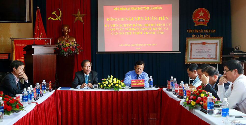 Đồng chí Nguyễn Xuân Tiến, Ủy viên Trung ương Đảng, Bí thư Tỉnh ủy Lâm Đồng làm việc với Ban cán sự Đảng, cán bộ chủ chốt Viện kiểm sát nhân dân tỉnh 