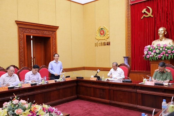 Đồng chí Nguyễn Thái Học, Phó trưởng Ban Nội chính Trung ương, Uỷ viên Ban Chỉ đạo Cải cách tư pháp Trung ương, Phó trưởng Đoàn trình bày dự thảo Báo cáo
