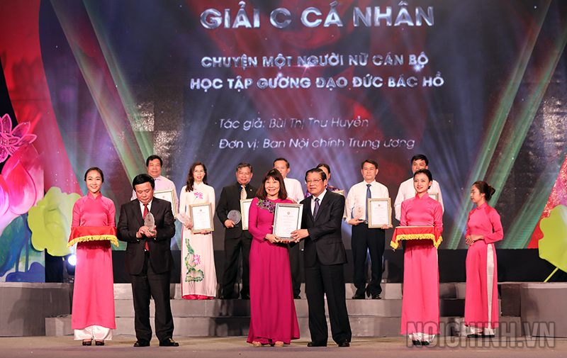 Đồng chí Phan Đình Trạc, Bí thư Trung ương Đảng, Trưởng Ban Nội chính Trung ương, Phó Trưởng ban Thường trực Ban Chỉ đạo Trung ương về phòng, chống tham nhũng, Phó Trưởng ban Thường trực Ban Chỉ đạo Cải cách tư pháp Trung ương trao giải C cho cá nhân đặt giải Cuộc thi viết