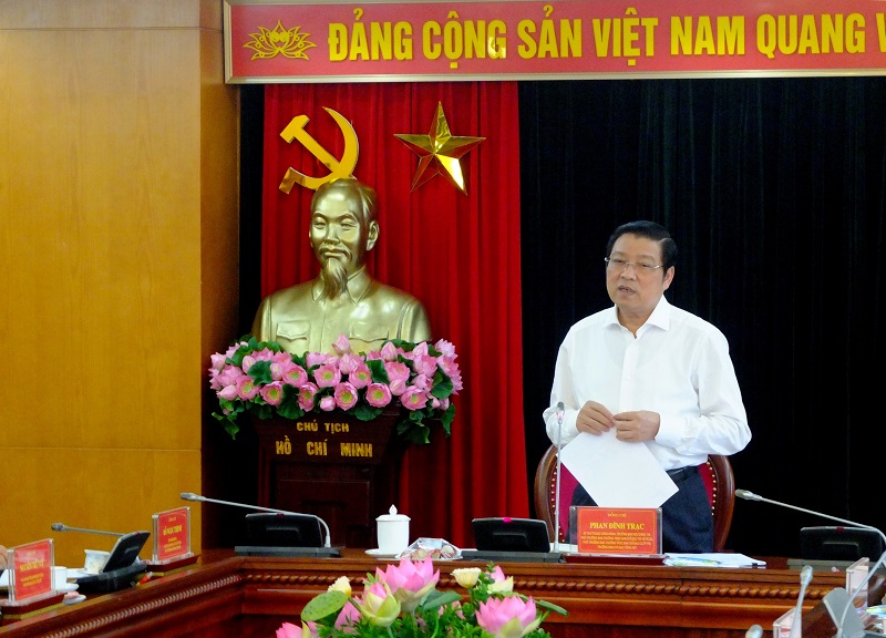Đồng chí Phan Đình Trạc, Bí thư Trung ương Đảng, Trưởng Ban Nội chính Trung ương, Phó Trưởng ban Thường trực Ban Chỉ đạo Trung ương về phòng, chống tham nhũng, Phó Trưởng ban Thường trực Ban Chỉ đạo Cải cách tư pháp Trung ương, Trưởng Ban Chỉ đạo tổng kết Chỉ thị 33-CT/TW phát biểu tại cuộc họp
