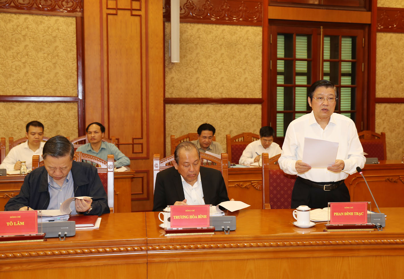 Đồng chí Phan Đình Trạc, Bí thư Trung ương Đảng, Trưởng Ban Nội chính Trung ương, Phó Trưởng ban Thường trực Ban Chỉ đạo Trung ương về PCTN, Phó Trưởng ban Thường trực Ban Chỉ đạo Cải cách tư pháp Trung ương trình bày dự thảo báo cáo tại Cuộc họp