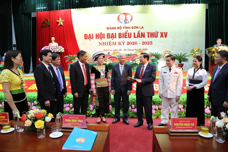 Các đại biểu trao đổi tại Đại hội