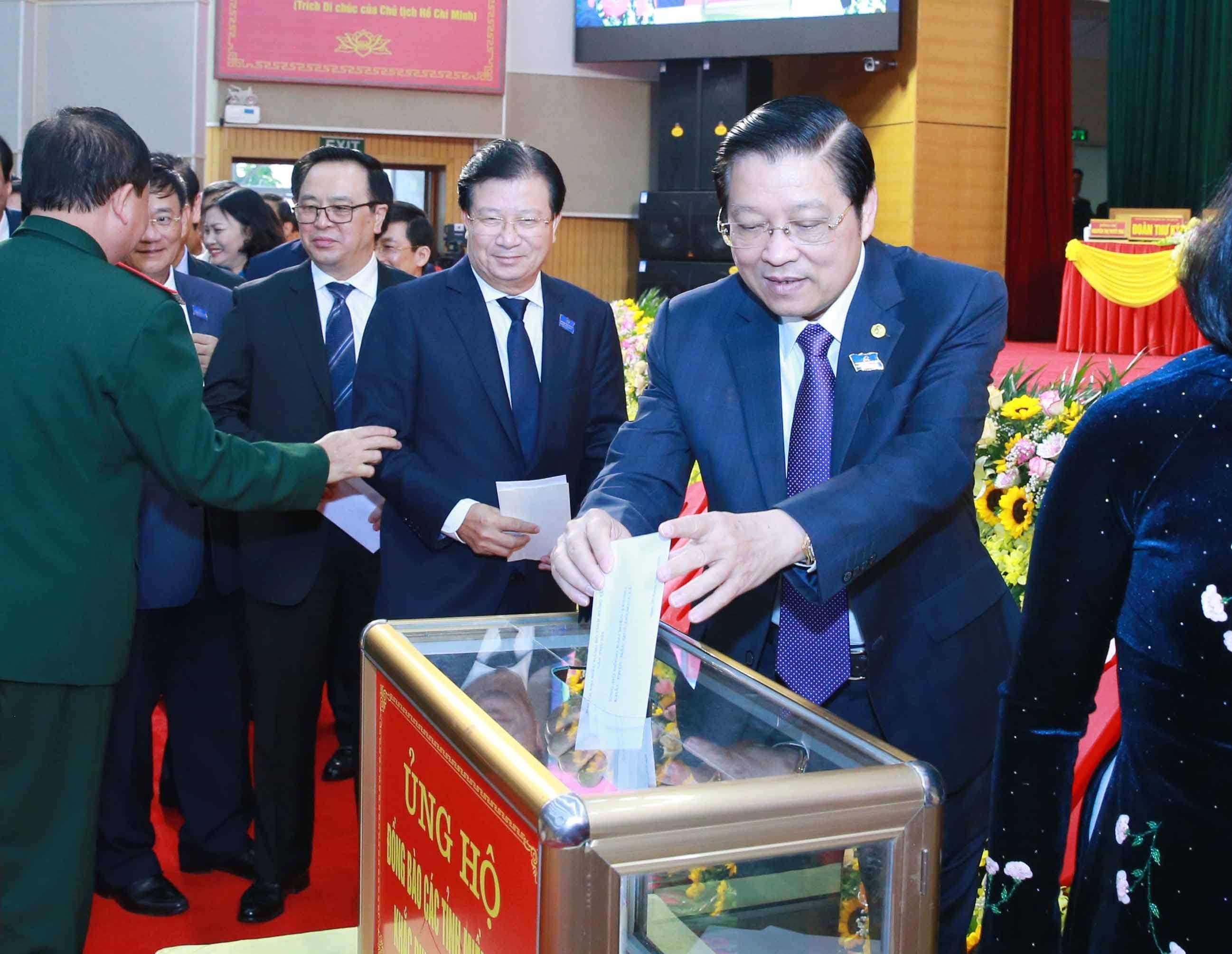 Đồng chí Phan Đình Trạc, Bí thư Trung ương Đảng, Trưởng Ban Nội chính Trung ương cùng các đại biểu dự Đại hội ủng hộ đồng bào các tỉnh miền trung khắc phục hậu quả bão lũ