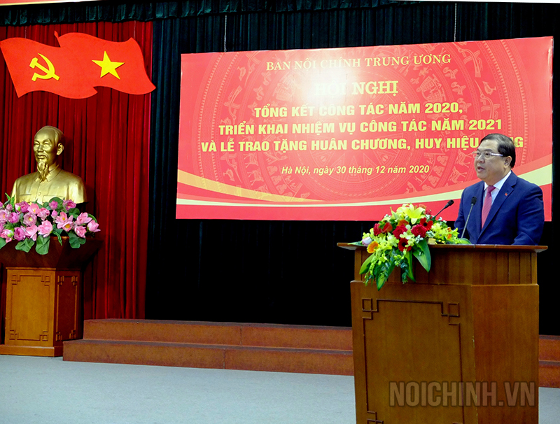 Đồng chí Phạm Gia Túc, Phó trưởng Ban Nội chính Trung ương trình bày báo cáo tại Hội nghị