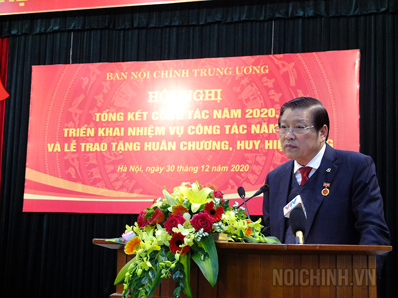 Đồng chí Phan Đình Trạc, Bí thư Trung ương Đảng, Trưởng Ban Nội chính Trung ương, Phó Trưởng ban Thường trực Ban Chỉ đạo Trung ương về phòng, chống tham nhũng, Phó Trưởng ban Thường trực Ban Chỉ đạo Cải cách tư pháp Trung ương phát biểu kết luận Hội nghị