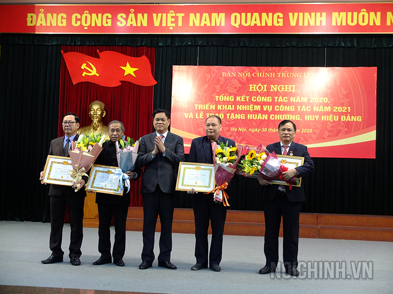 Đồng chí Huỳnh Tấn Việt, Ủy viên Trung ương Đảng, Bí thư Đảng ủy Khối các cơ quan Trung ương trao tặng Huy hiệu 30 năm tuổi Đảng cho 04 đảng viên thuộc Đảng ủy cơ quan Ban Nội chính Trung ương