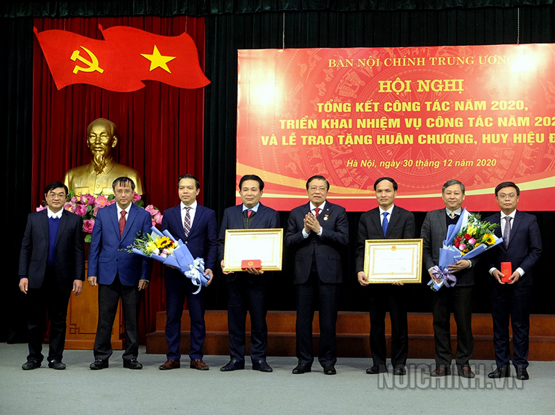Đồng chí Phan Đình Trạc, Bí thư Trung ương Đảng, Trưởng Ban Nội chính Trung ương trao tặng Huân chương Lao động hạng Ba của Chủ tịch nước cho tập thể Vụ 1 và vụ 3