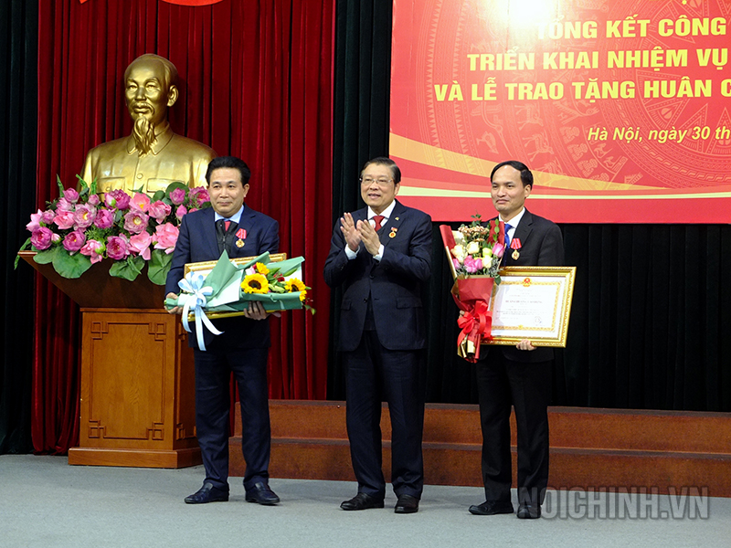 Đồng chí Phan Đình Trạc, Bí thư Trung ương Đảng, Trưởng Ban Nội chính Trung ương trao tặng Huân chương Lao động hạng Ba của Chủ tịch nước cho đồng chí Nguyễn Văn Yên, Vụ trưởng Vụ 1 và đồng chí Tạ Văn Giang, Vụ trưởng Vụ 3