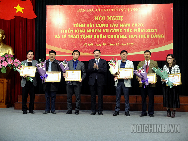 Đồng chí Trần Quốc Cường, Ủy viên Trung ương Đảng, Phó trưởng Ban Nội chính Trung ương trao Bằng khen cho các vụ, đơn vị
