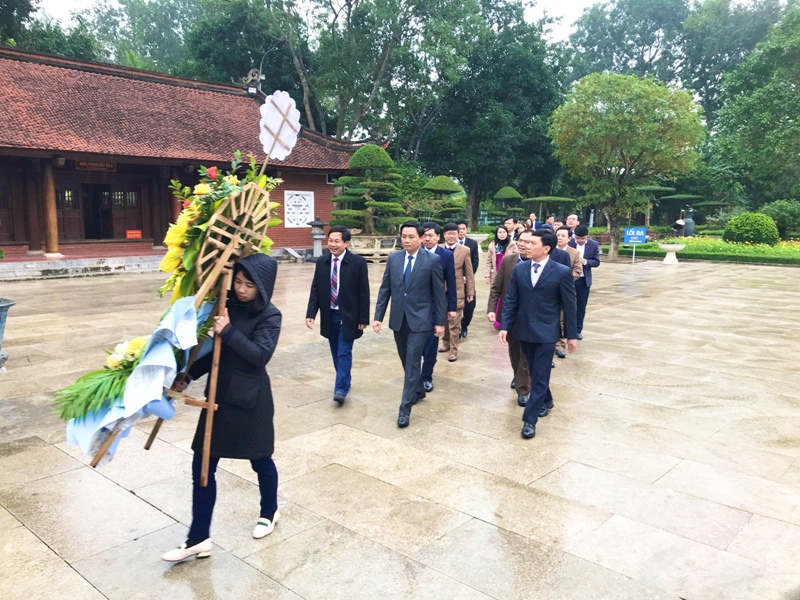 Ban Nội chính Tỉnh ủy Nghệ An dâng hoa báo công với bác tại khu di tích Kim Liên - Nam Đàn