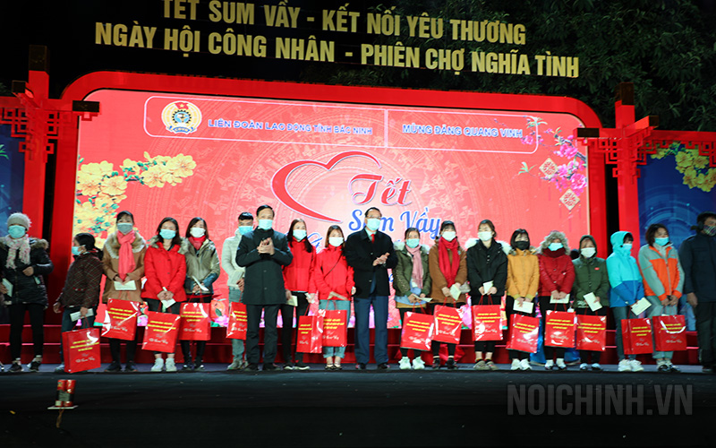 Đồng chí Nguyễn Thanh Hải, Phó trưởng Ban Nội chính Trung ương tặng quà cho công nhân lao động hoàn cảnh khó khăn