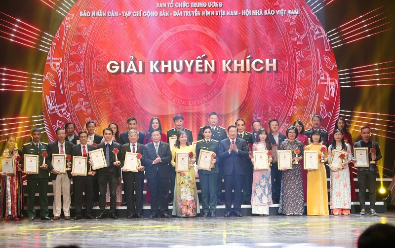 Đồng chí Phan Đình Trạc, Bí thư Trung ương Đảng, Trưởng Ban Nội chính Trung ương và đồng chí Nguyễn Xuân Thắng, Bí thư Trung ương Đảng, Giám đốc Học viện Chính trị Quốc gia Hồ Chí Minh và trao Giải Khuyến khích cho các tác giả