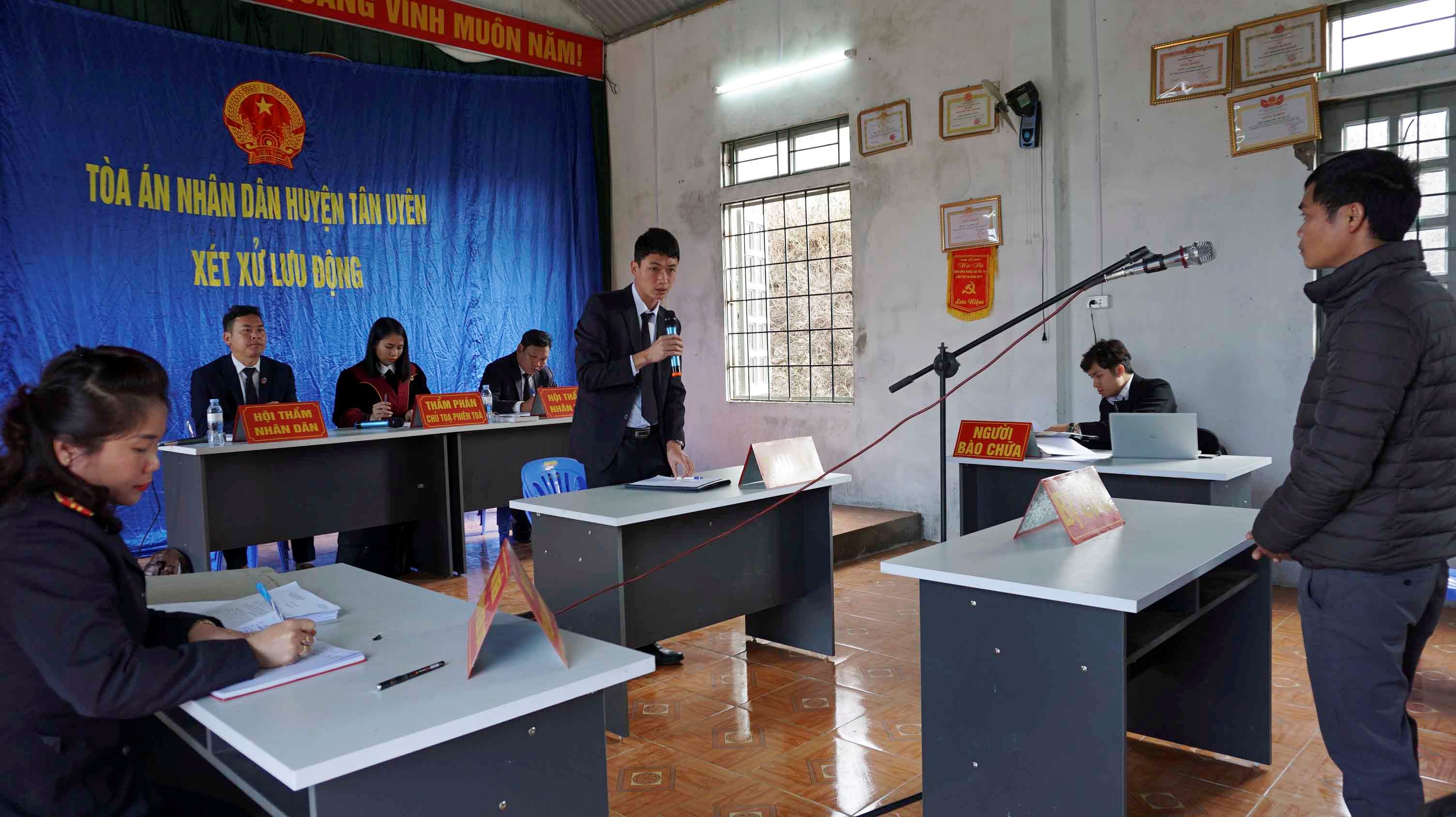 Tòa án nhân dân huyện Tân Uyên, tỉnh Lai Châu xét xử lưu động vụ án tàng trữ trái phép chất độc tại bản Sơn Hà, xã Pắc Ta (tháng 2/2021)