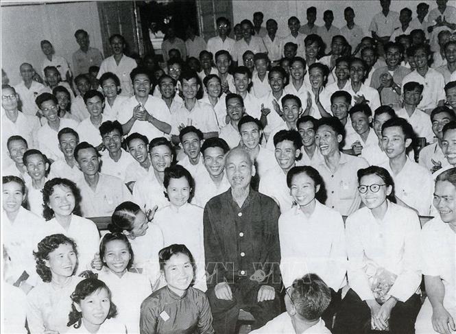 Chủ tịch Hồ Chí Minh với các đại biểu dự Đại hội lần thứ III những người viết báo Việt Nam (8/9/1962). Ảnh: Tư liệu TTXVN    