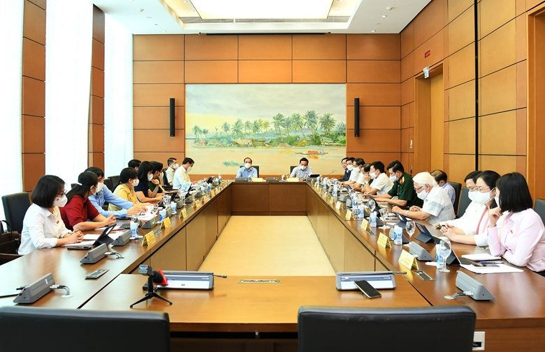  Các đại biểu thảo luận tại tổ về công tác thực hành tiết kiệm, chống lãng phí năm 2020
