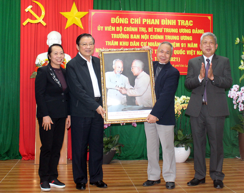 Đồng chí Phan Đình Trạc, Ủy viên Bộ Chính trị, Bí thư Trung ương Đảng, Trưởng Ban Nội chính Trung ương trao tặng bức ảnh Bác Hồ - Bác Tôn, biểu tượng của tình đoàn kết cho cán bộ và Nhân dân Tổ dân phố 3, Phan Chu Trinh