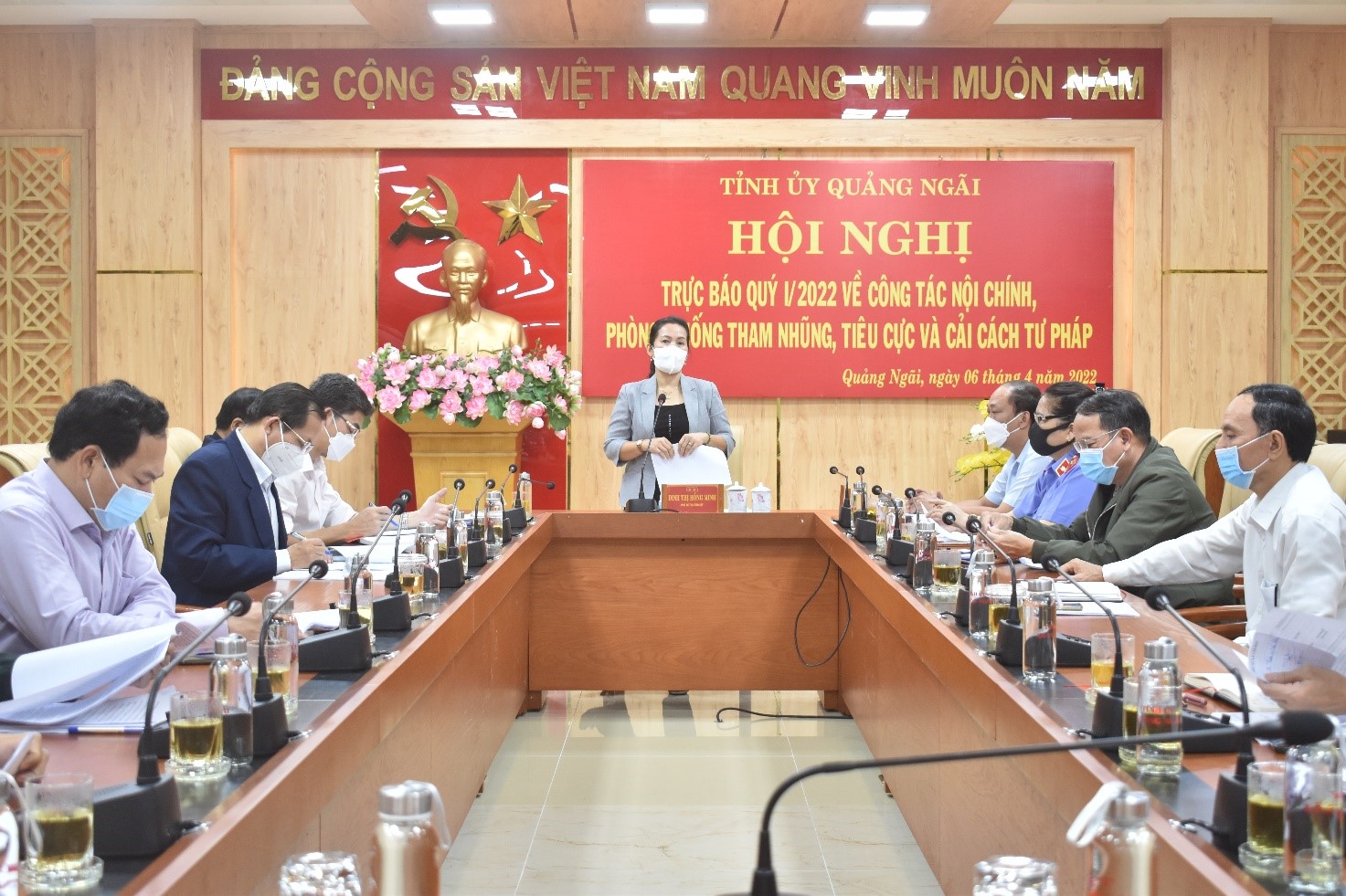 Đồng chí Đinh Thị Hồng Minh, Phó Bí thư Tỉnh ủy, Phó Chủ tịch Thường trực Hội đồng nhân dân tỉnh phát biểu tại Hội nghị