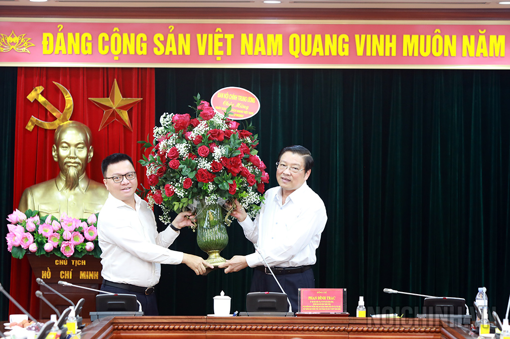 Đồng chí Phan Đình Trạc, Ủy viên Bộ Chính trị, Bí thư Trung ương Đảng, Trưởng Ban Nội chính Trung ương, Phó Trưởng ban Thường trực Ban Chỉ đạo Trung ương về phòng, chống tham nhũng, tiêu cực tặng hoa chúc mừng