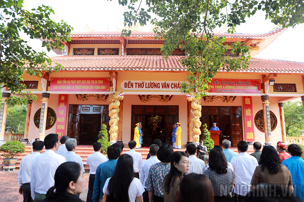 Các đồng chí: Phạm Xuân Thăng, Ủy viên Trung ương Đảng, Bí thư Tỉnh ủy, Chủ tịch HĐND tỉnh Hải Dương; Nguyễn Thái Học, Phó trưởng Ban, Chủ tịch Công đoàn Cơ quan Ban Nội chính Trung ương cùng lãnh đạo tỉnh Phú Yên và Đoàn công tác dâng hương tại