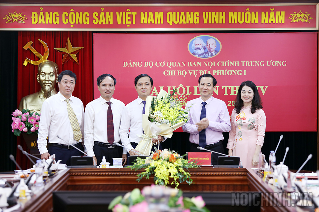 Các đồng chí: Nguyễn Thái Học, Phó Trưởng Ban, Chủ tịch Công đoàn; Tạ Văn Giang, Ủy viên Ban Thường vụ, Trưởng Ban Tuyên giáo Đảng ủy Cơ quan Ban Nội chính Trung ương chúc mừng Chi ủy Chi bộ Vụ Địa phương I, nhiệm kỳ 2022-2025