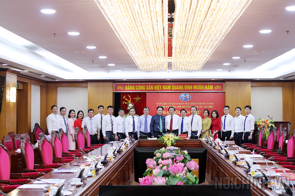 Các đồng chí: Phan Đình Trạc, Ủy viên Bộ Chính trị, Bí thư Trung ương Đảng, Trưởng Ban Nội chính Trung ương; Nguyễn Thanh Hải, Phó trưởng Ban, Phó Bí thư Đảng ủy Cơ quan; Nguyễn Văn Yên, Phó Trưởng Ban; Ủy viên Ban Thường vụ, Chủ nhiệm Ủy ban Kiểm tra Đảng ủy Cơ quan; Nguyễn Văn Toàn, Phó Vụ trưởng Vụ Tổ chức - cán bộ, Chánh Văn phòng Đảng ủy chụp ảnh lưu niệm với Chi bộ Vụ Theo dõi xử lý các vụ án, vụ việc