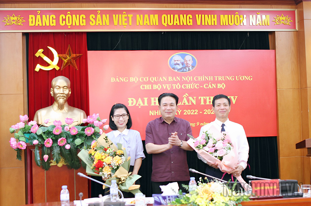 Đồng chí Nguyễn Văn Yên, Phó Trưởng Ban, Ủy viên Ban Thường vụ, Chủ nhiệm Ủy ban Kiểm tra Đảng ủy cơ quan Ban Nội chính Trung ương tặng hoa chúc mừng Ban Chỉ ủy Vụ Tổ chức Cán bộ nhiệm kỳ 2022-2025