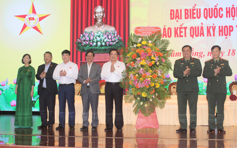 Đồng chí Phan Đình Trạc, Ủy viên Bộ Chính trị, Bí thư Trung ương Đảng, Trưởng Ban Nội chính Trung ương cùng các ĐBQH Lâm Đồng, lãnh đạo tỉnh tặng hoa chúc mừng tập thể, giảng viên Học viện Lục quân nhân kỷ niệm 40 năm Ngày Nhà giáo Việt Nam 20/11