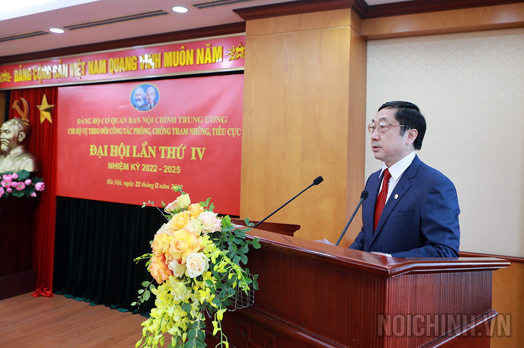 Đồng chí Nguyễn Khắc Minh, Quyền Vụ trưởng, Bí thư Chi bộ Vụ Theo dõi công tác phòng, chống tham nhũng, tiêu cực, nhiệm kỳ 2020-2022, phát biểu tại Đại hội