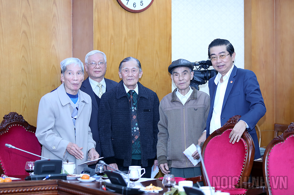 Đồng chí Võ Văn Dũng, Ủy viên Trung ương Đảng, Phó Trưởng ban Thường trực Ban Nội chính Trung ương, Ủy viên Ban Chỉ đạo Trung ương về phòng, chống tham nhũng, tiêu cực chúc thọ các cán bộ hưu trí cao tuổi
