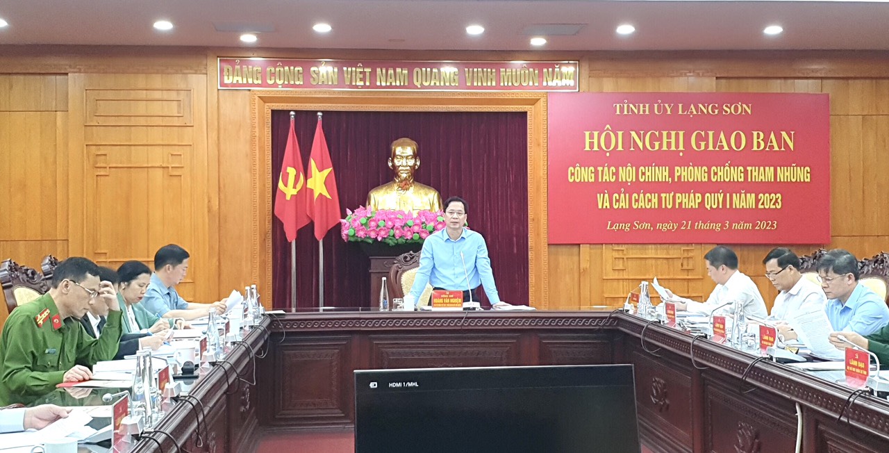 Đồng chí Hoàng Văn Nghiệm, Phó Bí thư Thường trực Tỉnh ủy, Trưởng đoàn Đại biểu Quốc hội tỉnh phát biểu kết luận Hội nghị