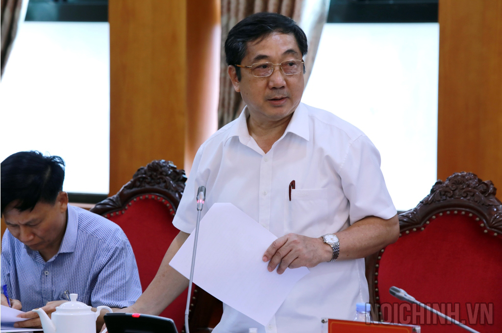 Đồng chí Nguyễn Khắc Minh, Quyền Vụ trưởng Vụ Theo dõi công tác phòng, chống tham nhũng, tiêu cực, Ban Nội chính Trung ương, Tổ phó Thường trực Tổ Biên tập trình bày báo cáo tiến độ